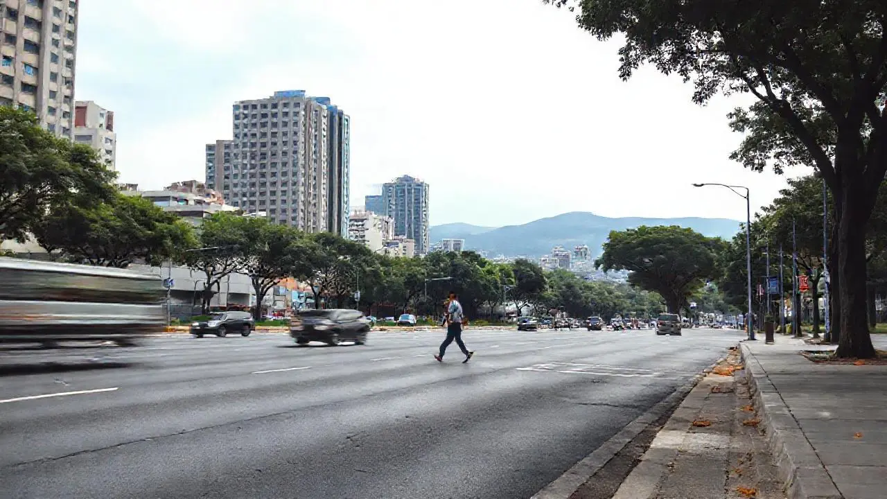 Paisaje urbano, amplio y ligeramente brumoso