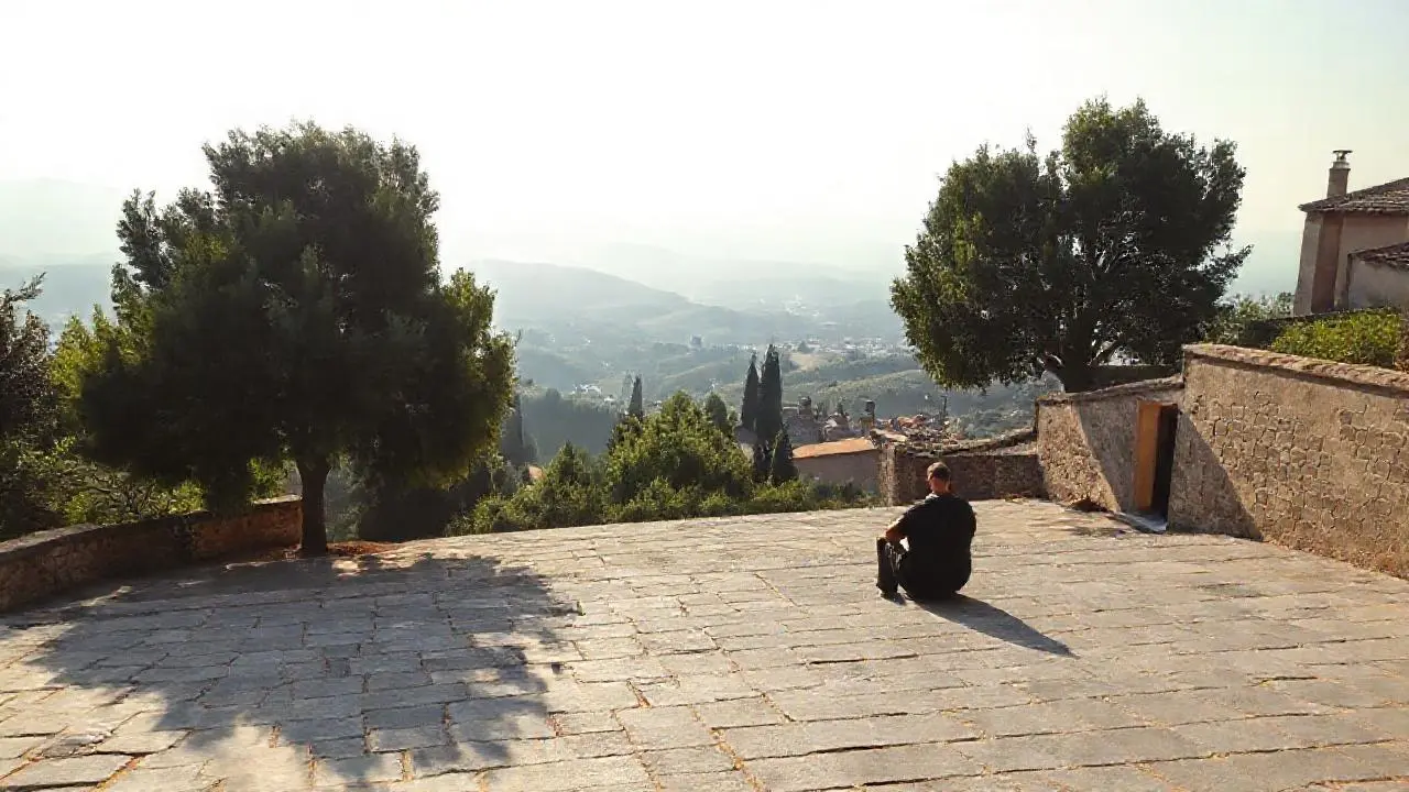 Paz campestre, luz suave y paisaje amplio