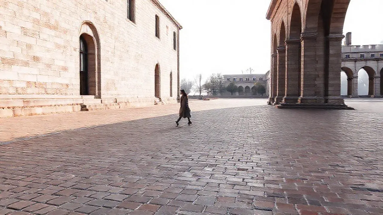 Paz y quietud en una amplia plaza