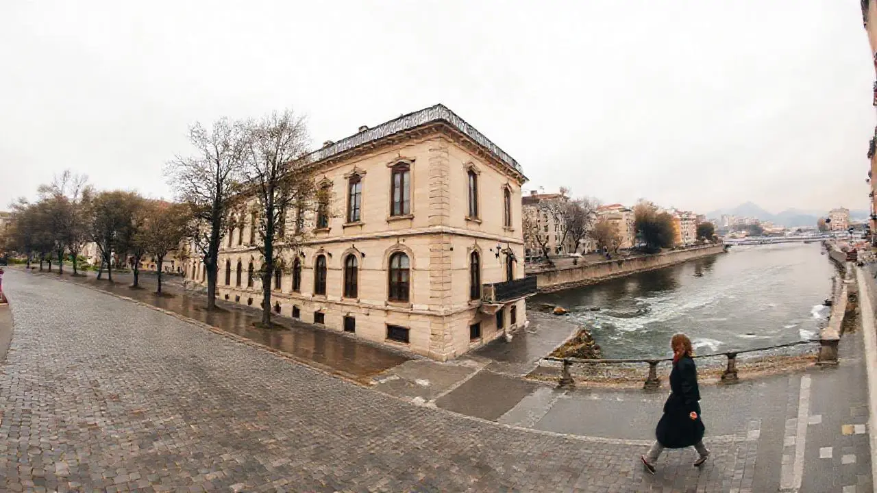 Escena urbana histórica, atmósfera melancólica y amplia