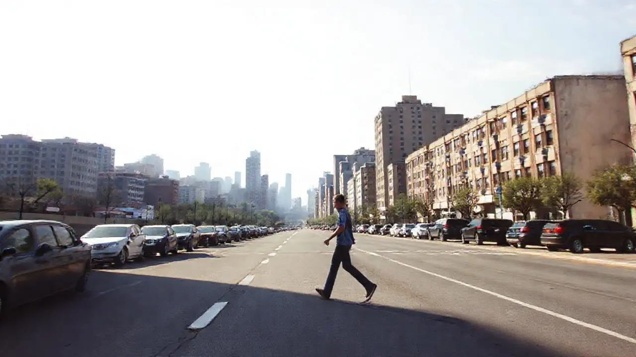 Ciudad urbana bulliciosa, luz natural suave