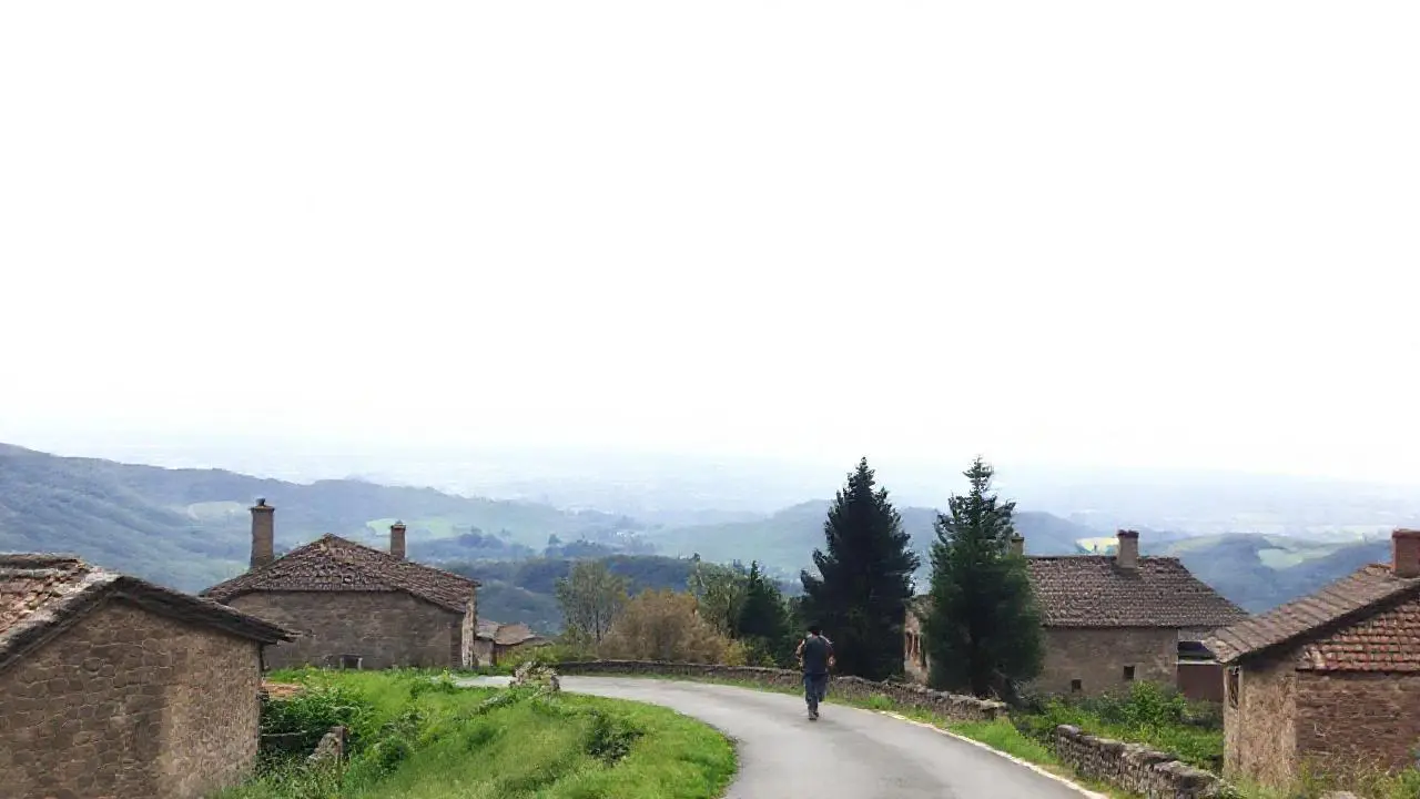 Paisaje rural tranquilo y ligeramente difuminado