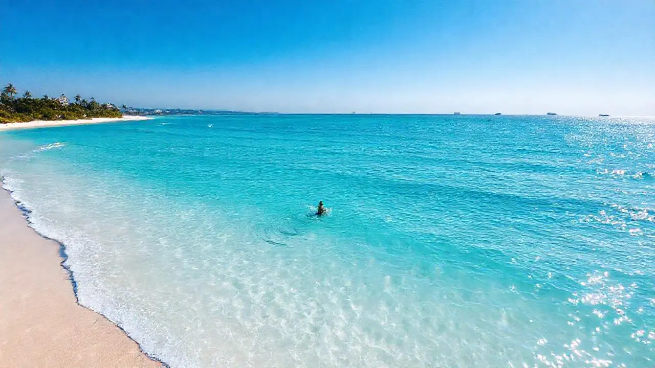 Playa tropical, calma, luz y vastedad