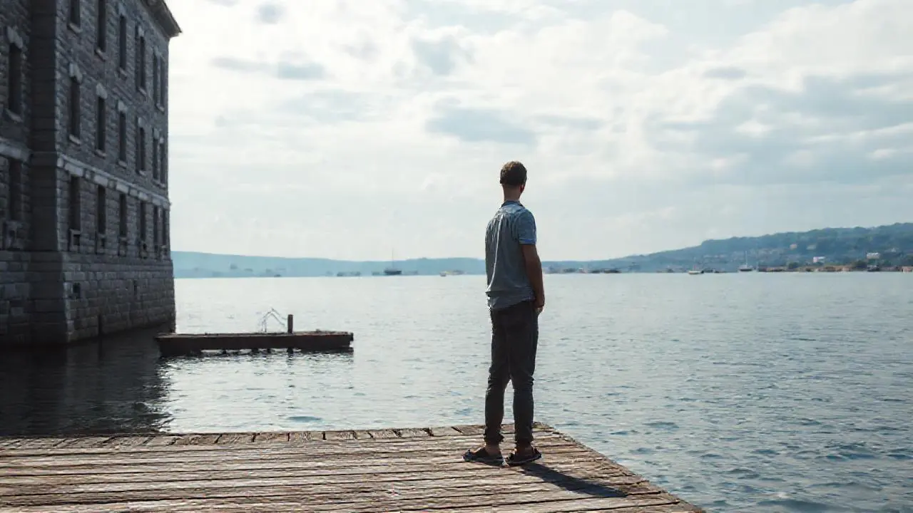Paz serena frente al agua