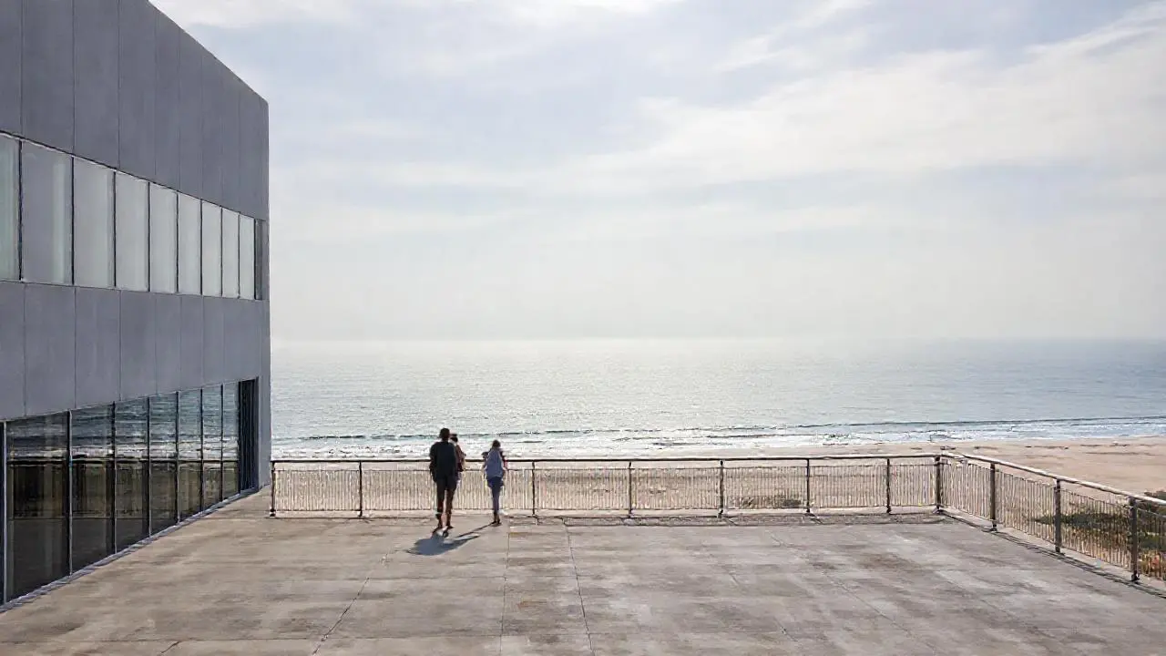 Arquitectura moderna serena, integrada al paisaje