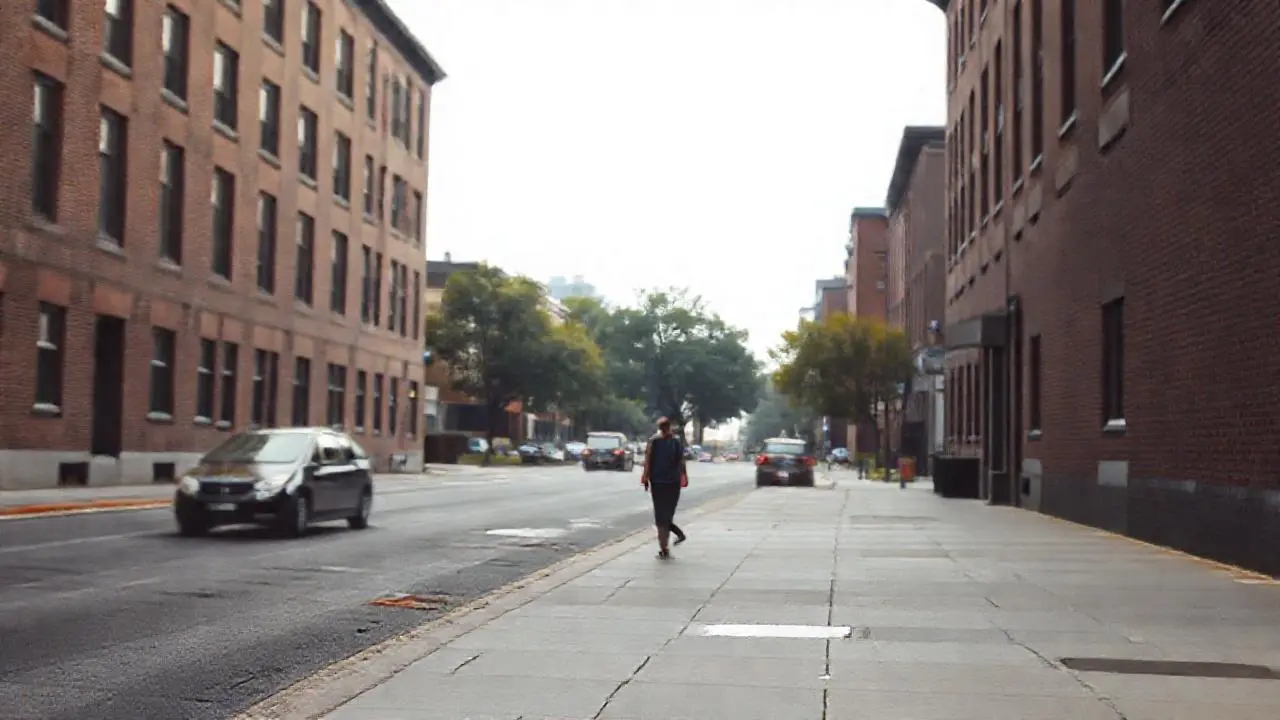 Escena urbana melancólica, suavemente iluminada