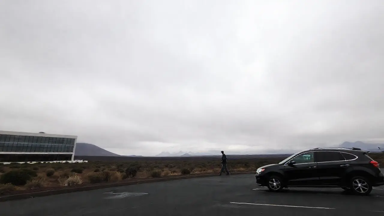 Paisaje volcánico tranquilo bajo cielo nublado
