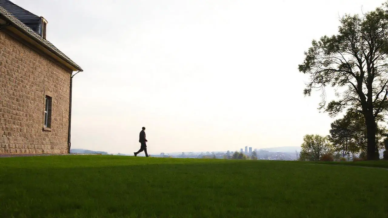 Tranquila escena suburbana, suave y natural