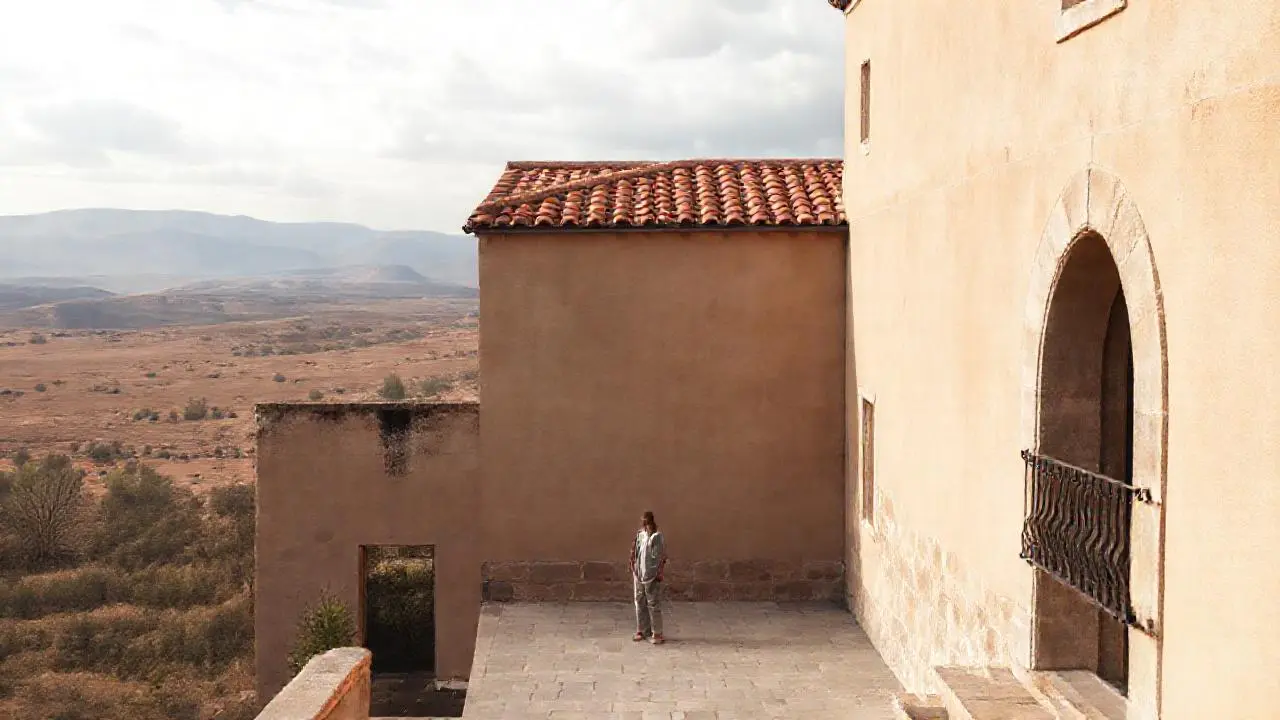 Arquitectura cálida bajo cielos suaves y amplios