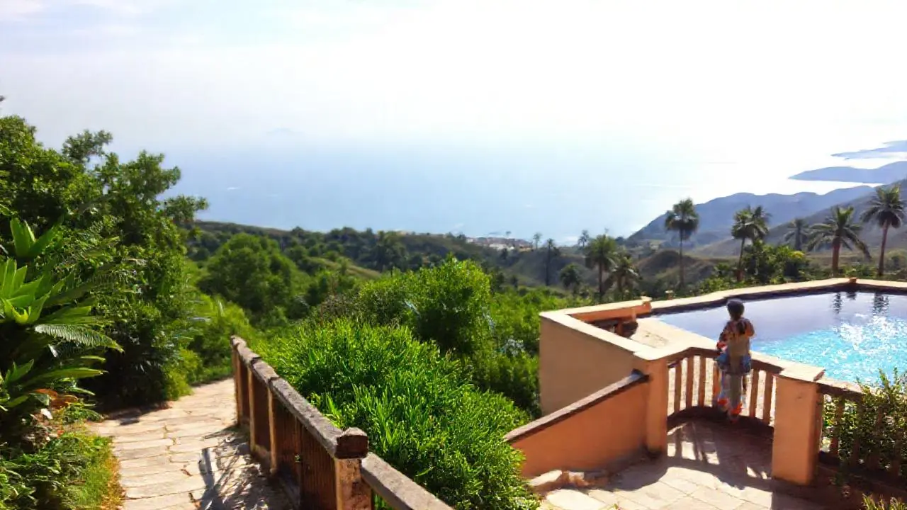 Un paisaje tropical sereno y extenso