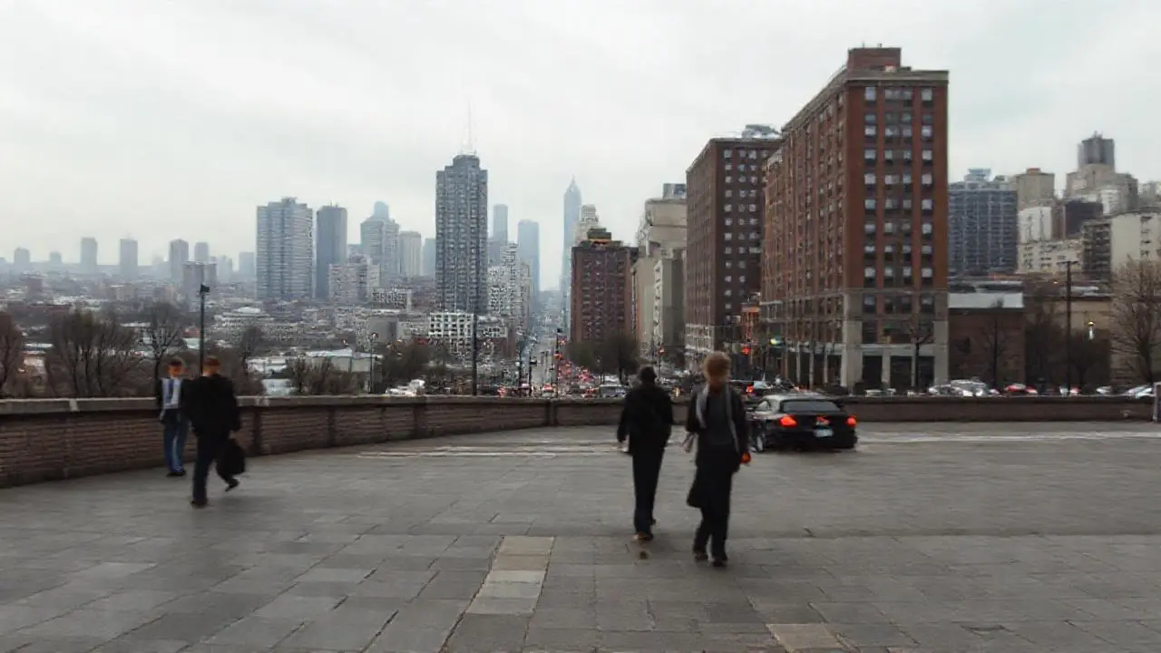 Ciudad densa, gris, y ligeramente difusa