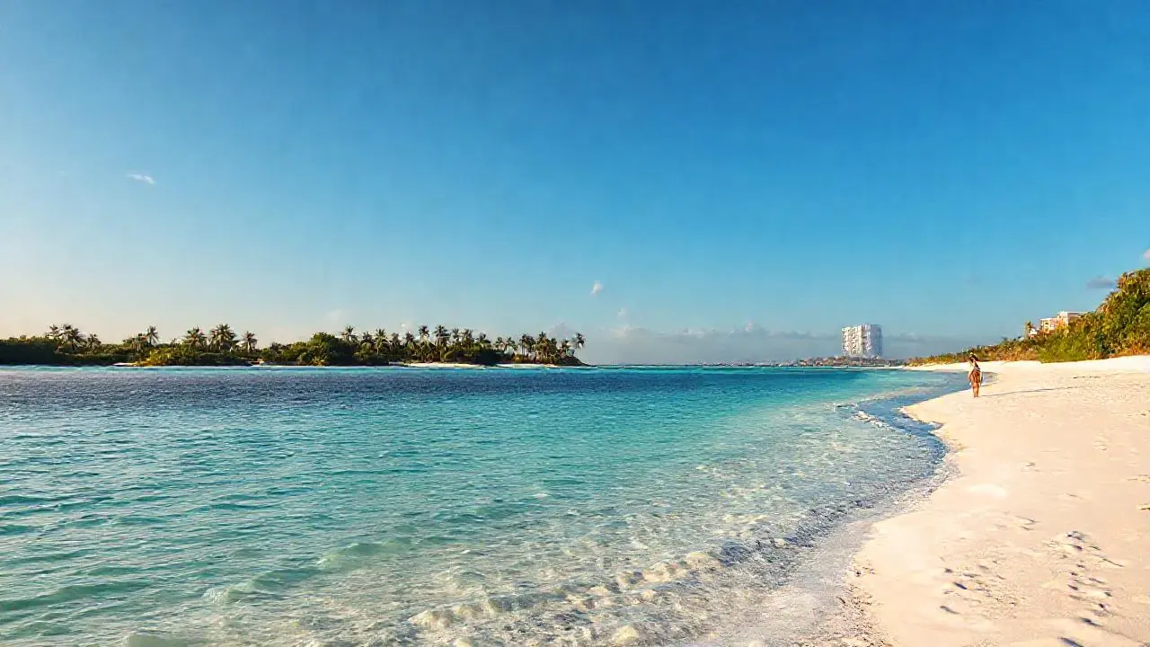 Playa paradisíaca, luz cálida y serena
