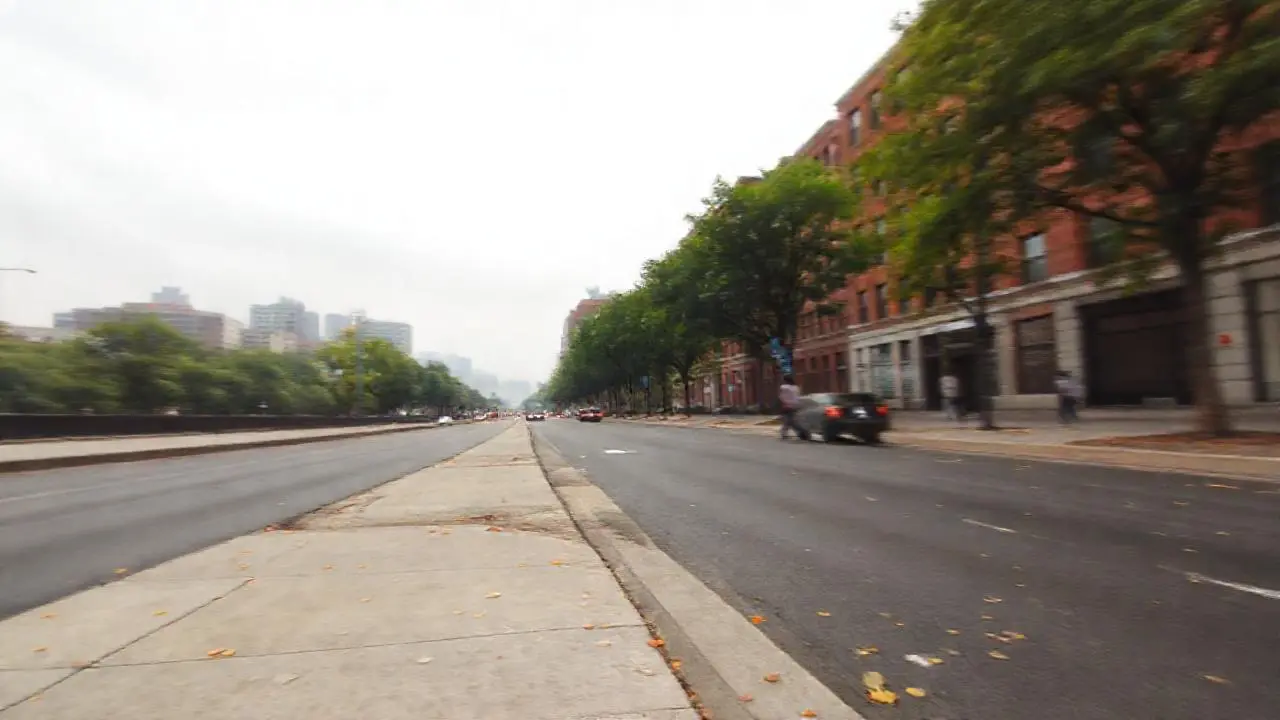 Una calle urbana gris, amplia y vacía