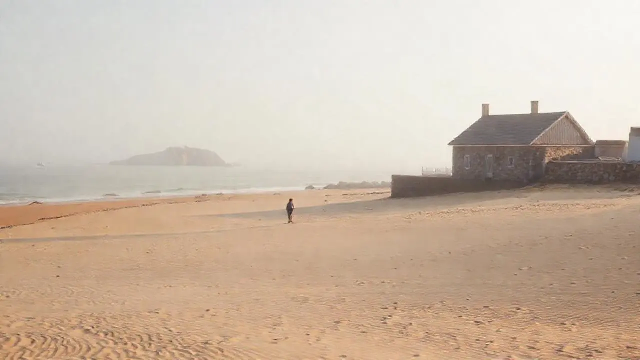 Playa tranquila, atmósfera serena y distante