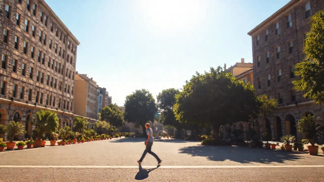 Plaza soleada, urbana y tranquila