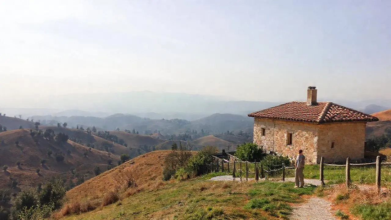 Paisaje campestre tranquilo y soleado