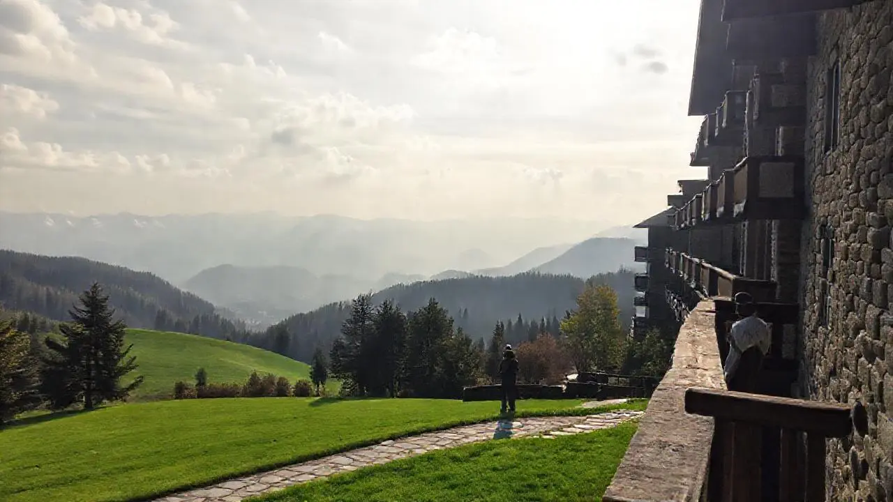 Paisaje alpino tranquilo, luz suave y cálida