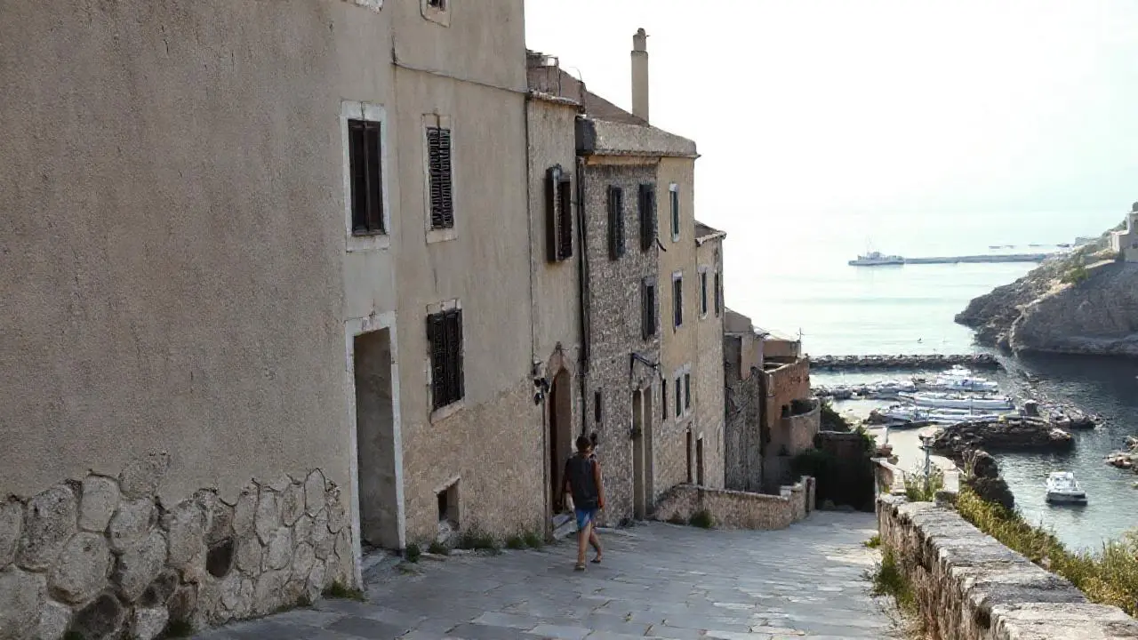 Pueblo costero tranquilo, luz suave y natural