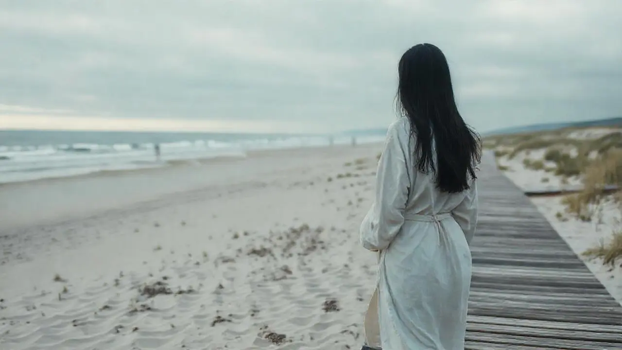 Paz serena en una playa extensa