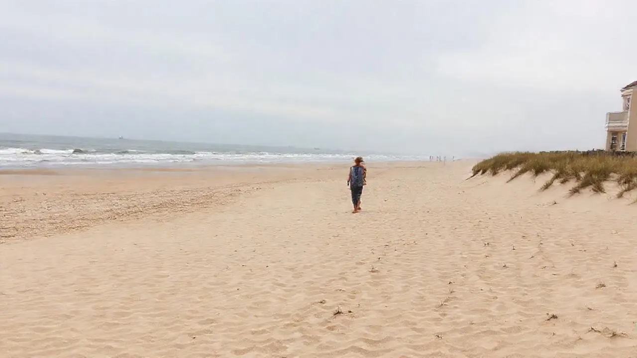 Playa serena, luz suave, y espacio amplio