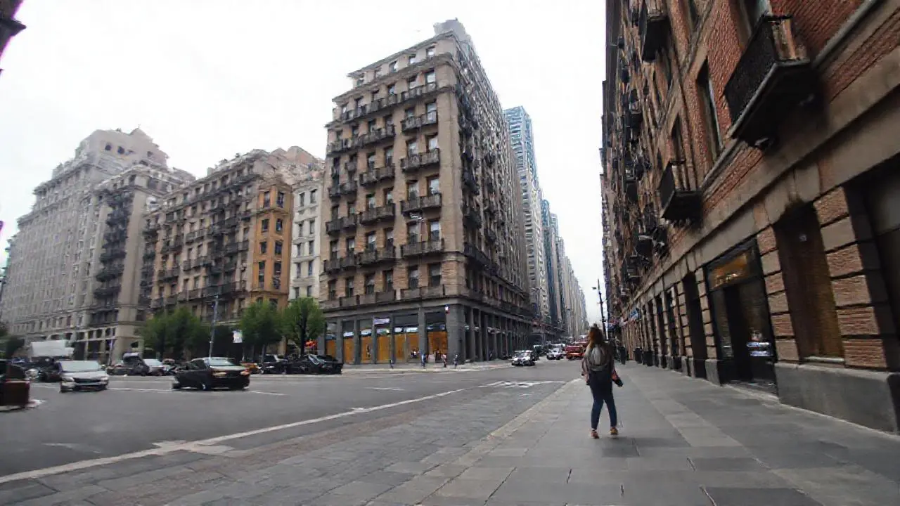 Calle urbana, difusa y con perspectiva