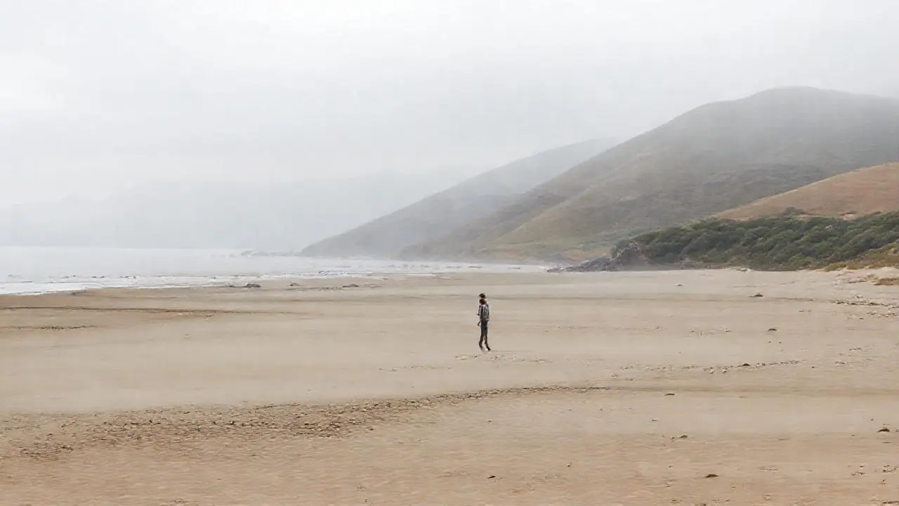 Paisaje costero tranquilo y difuminado