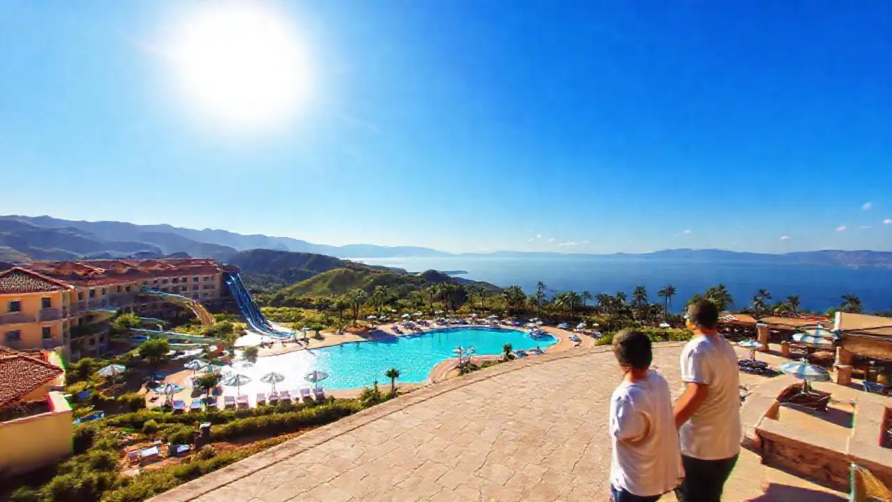 Un resort tranquilo bajo el sol radiante