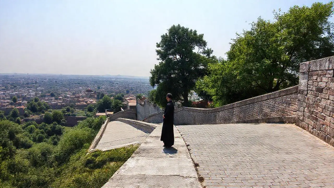 Ciudad antigua, tranquila y extensa