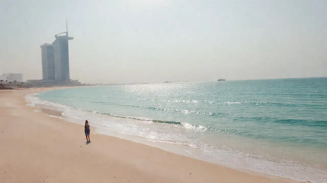 Tranquila playa, horizonte amplio y moderno