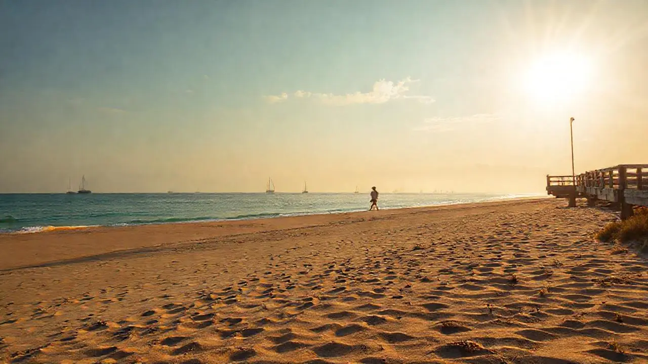 Tranquila playa al atardecer, serena y extensa