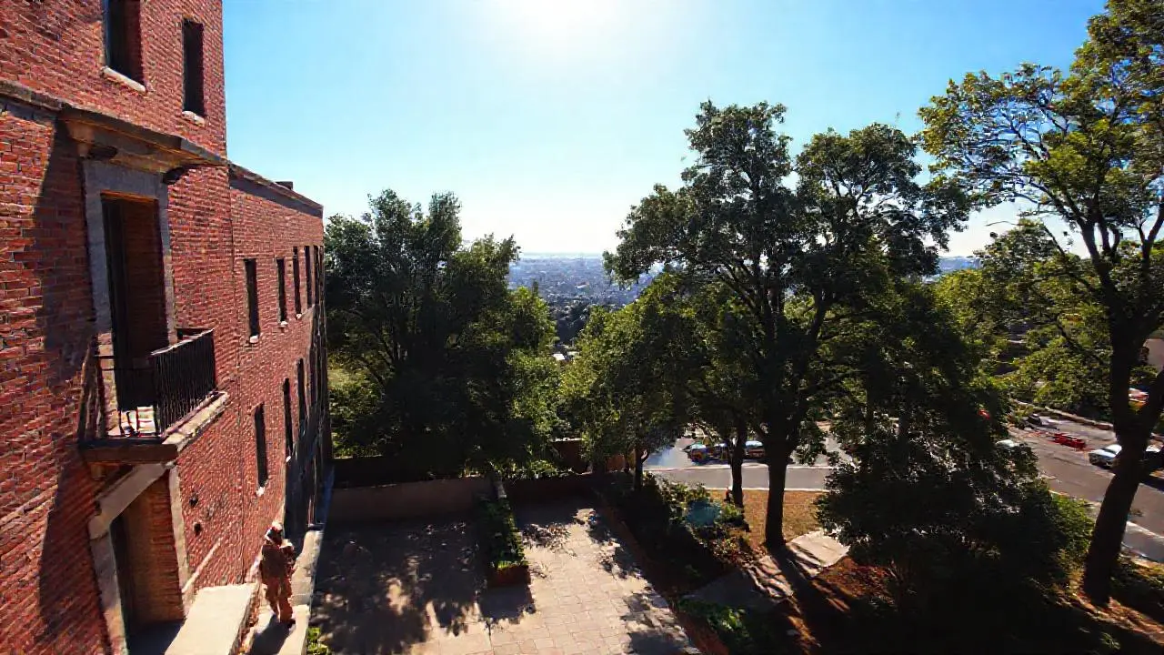 Escena urbana tranquila y luminosa