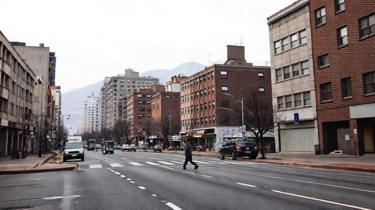 Calle urbana, ambiente cotidiano y algo difuso