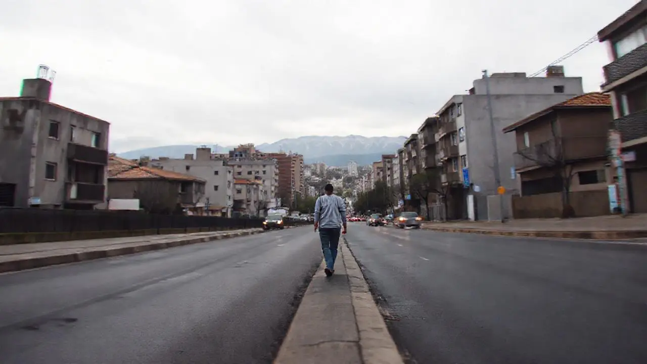 Escena urbana tranquila, luz difusa y distante