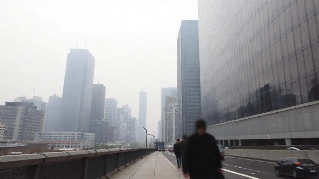 Ciudad moderna, grisácea y con perspectiva amplia