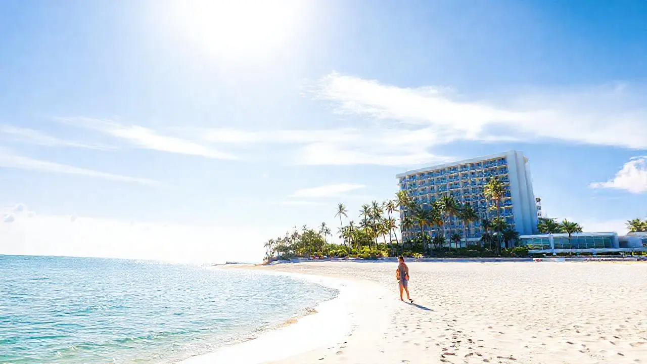 Playa soleada, relajante y extensa