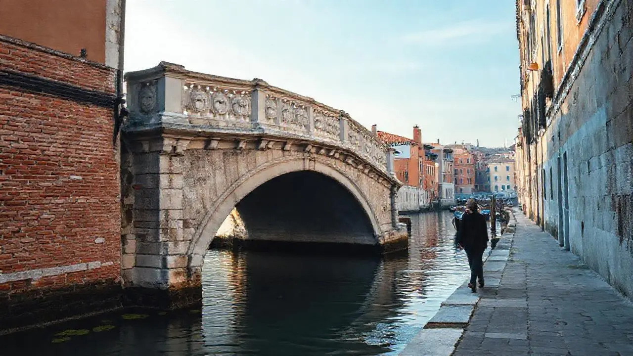 Paz serena en un canal antiguo