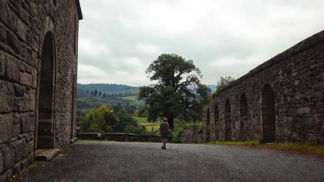 Paisaje sereno, antiguo y ligeramente brumoso