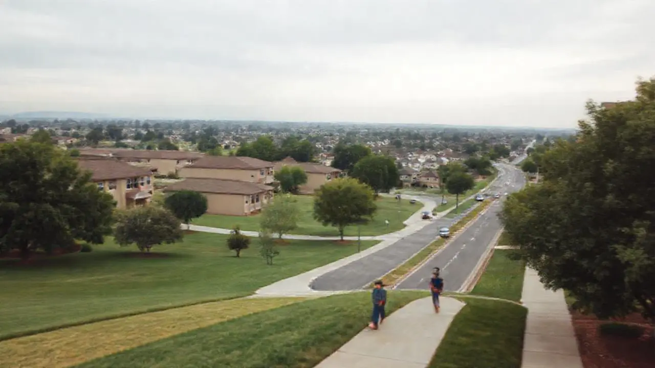 Suburbio tranquilo bajo luz difusa