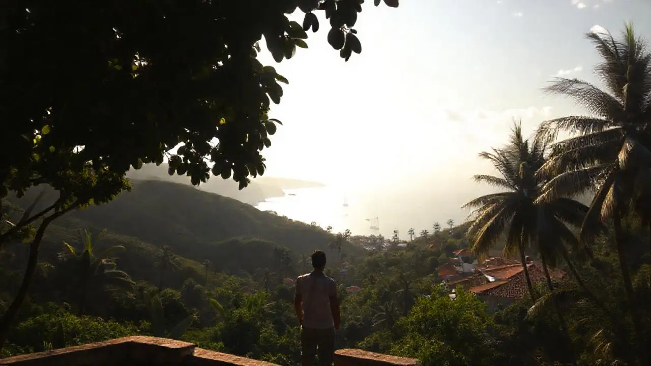 Tranquila postal tropical de luz suave