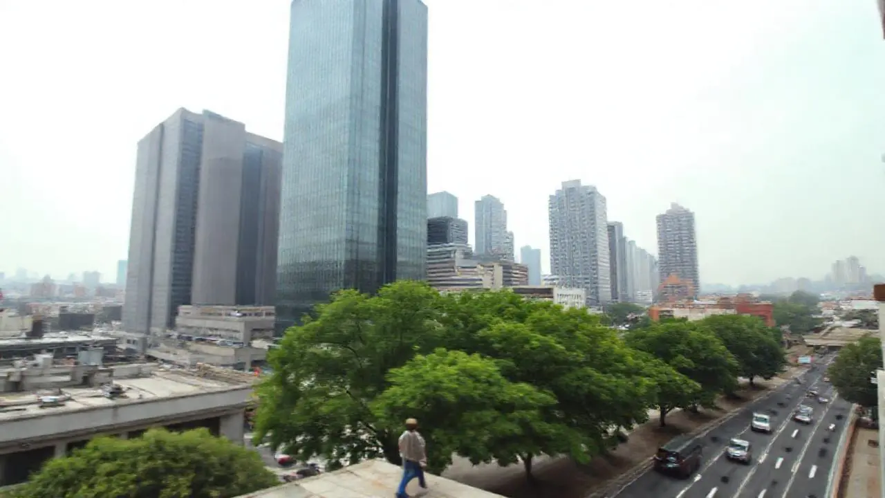 Ciudad moderna, brumosa y con vida