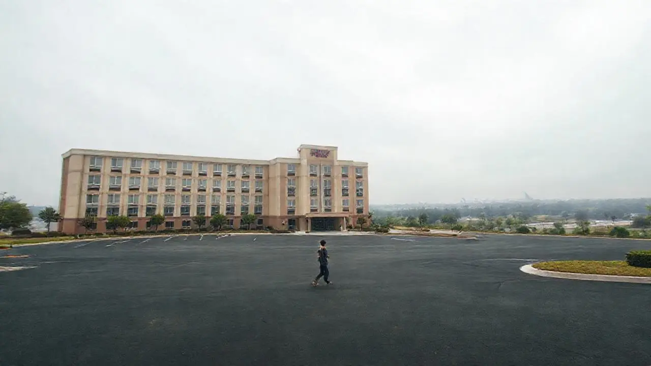 Mañana tranquila, hotel en paisaje difuso