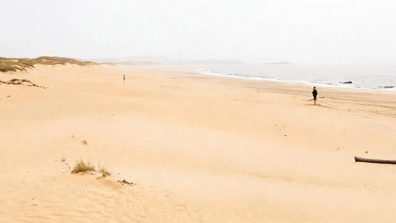 Playa extensa, solitaria y serena