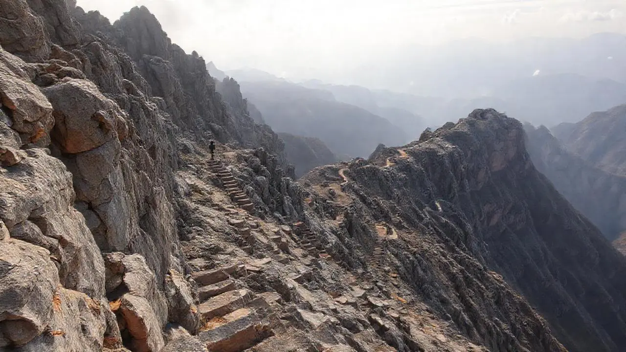 Imponente paisaje montañoso, silencioso y vasto