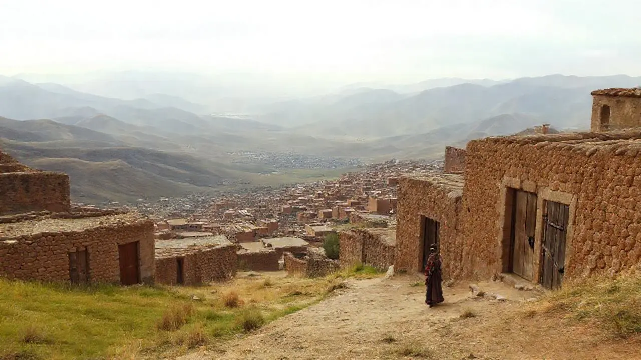Paisaje andino tranquilo y vasto