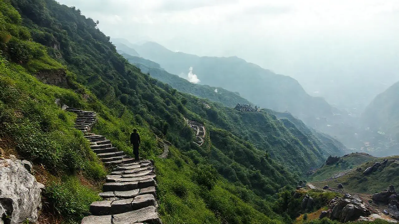 Montaña verde, sol brumoso, figura ascendiendo