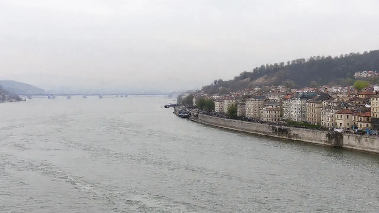 Paisaje fluvial tranquilo, atmósfera suave y distante