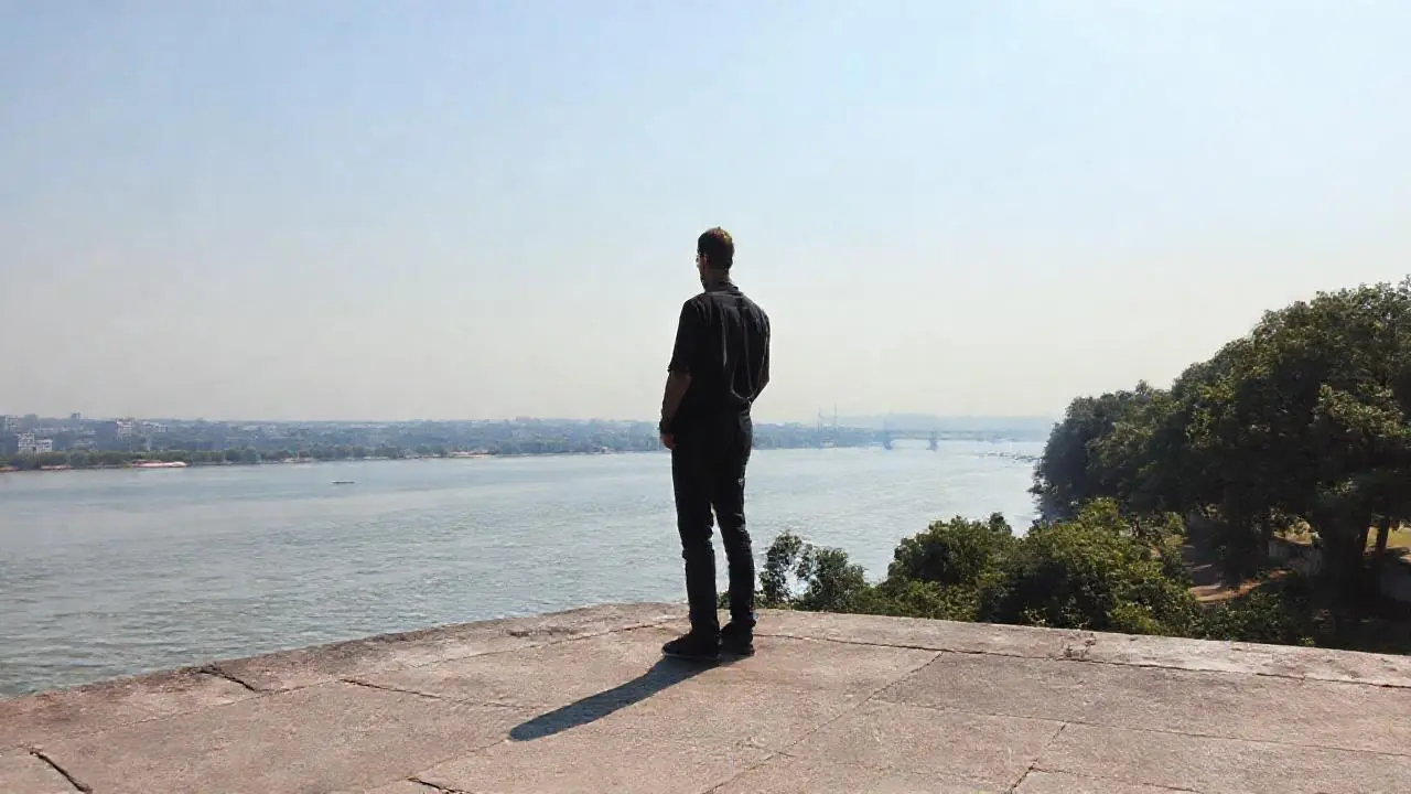 Tranquila escena urbana al atardecer