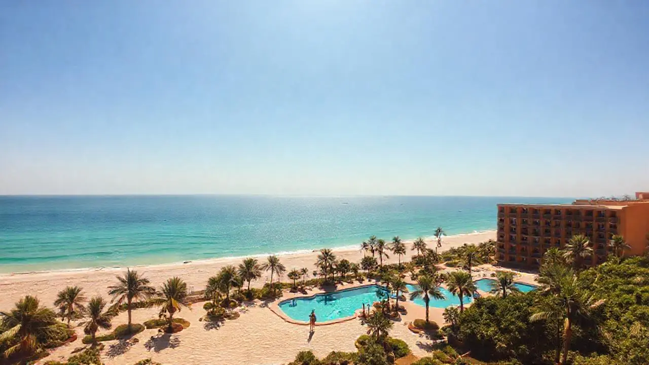 Playa tranquila, sol, y horizonte lejano