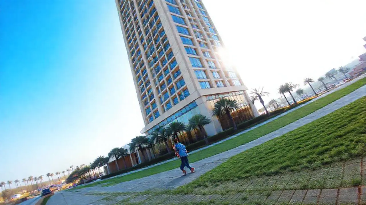 Edificio moderno bajo luz diurna relajada