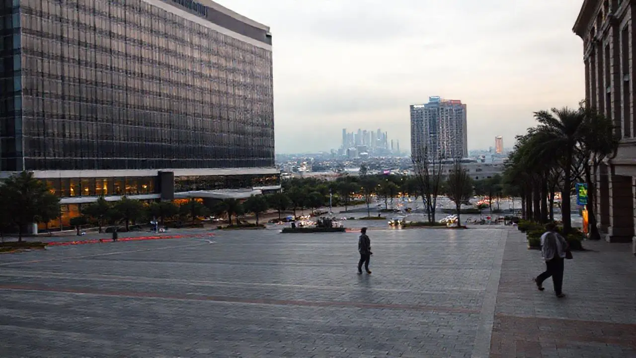 Atmosférica vista urbana, tranquila y amplia